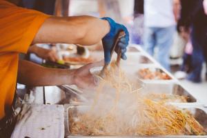 Somministrare alimenti e bevande